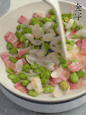 放蠶豆豆瓣、百合炒勻。