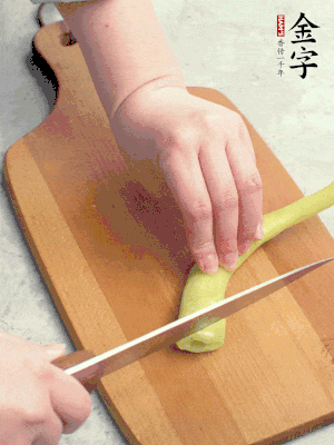 蔥切段，姜切絲，辣椒斜切成塊。
