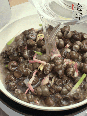 倒處理干凈的螺螄翻炒，加3勺料酒。加清水蓋過螺螄，中火蓋蓋煮5分鐘。