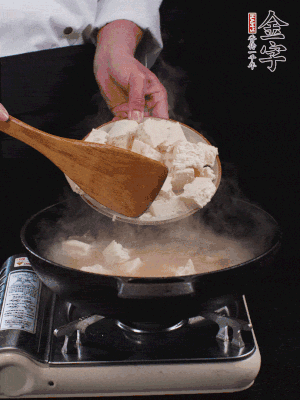 冷水入鍋，煮15分鐘。下豆腐塊，燜煮25分鐘。
