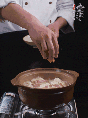 下蝦仁干，煮5分鐘。撒蒜葉，煮1分鐘。