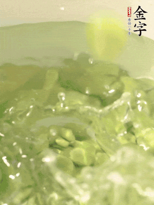 新鮮蠶豆熱水焯水30秒，然后浸入涼水。