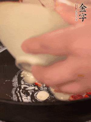 豬油潤鍋，下辣椒、大蒜、火腿片煸香。