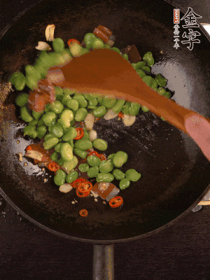 再下蠶豆煸炒，加1勺料酒調(diào)味。