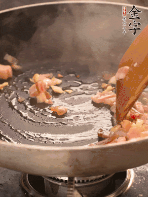 熱油爆香大蒜粒，煸香咸肉丁，淋一勺黃酒調(diào)味。