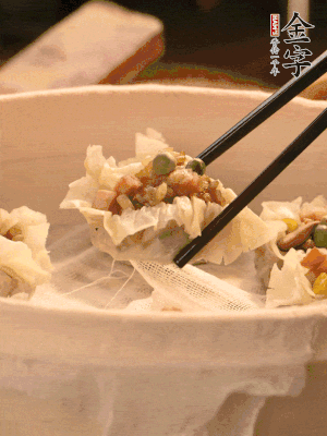 包好的燒賣放在蒸籠上，水開后蒸8分鐘左右。