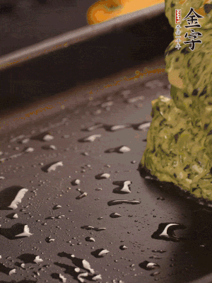 熱鍋擦一下油，下面糊攤平。