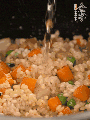 把食材轉(zhuǎn)移到電飯鍋中，倒入點(diǎn)清水，正常煮飯。