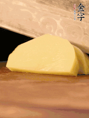土豆去皮切丁。水開后，放入鍋中煮2-3分鐘，撈出瀝干水分。