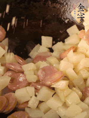 再放烤腸片煎熟。撒點鹽、孜然粉、辣椒面。