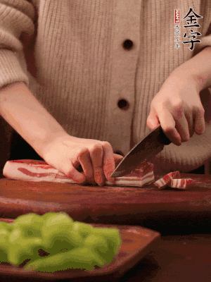 金字淡咸肉切片，冷水入鍋，加姜片、料酒略焯水。同步，五花肉切塊焯水。