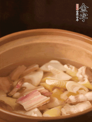 春筍、咸肉、咸肉一起入砂鍋，加姜片、料酒、清水大火煮沸到湯色變白。轉(zhuǎn)小火慢篤半小時(shí)。