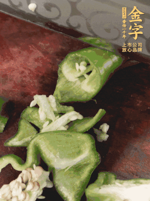辣椒洗凈斜切成段，蒜切片。
