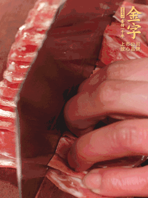 金字蒸炒火腿對(duì)半改刀。
