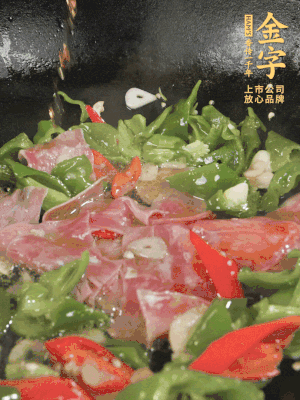 再下蒸炒火腿煸炒，加少許白糖提鮮。