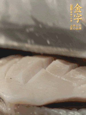 鮑魚用勺子撬出來(lái)，去掉內(nèi)臟和牙齒，加面粉、白醋、鹽、啤酒抓一下，清水洗凈，切花刀。