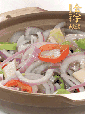 砂鍋底鋪上香菜，放上料頭，再放上焯過(guò)水的鮑魚殼。