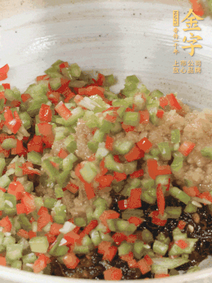 XO醬、蒜蓉醬、青紅椒粒攪拌成醬料。