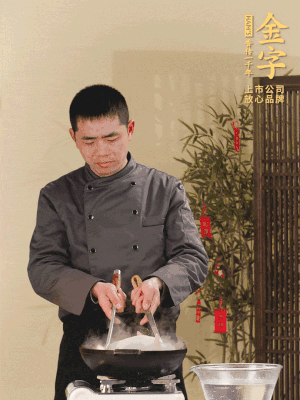 整只土雞冷水下鍋，加蔥姜、料酒焯水，撈出后用溫水清洗干凈。
