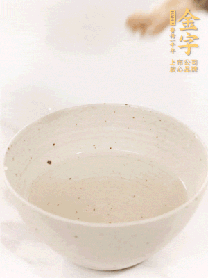 羊肚菌流水洗凈2遍后，溫水泡發(fā)15-20分鐘。