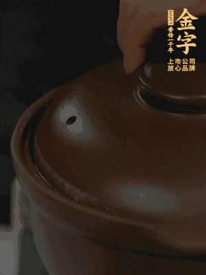 雞、火腿、姜片一起放入砂鍋中，大火轉(zhuǎn)小火燉2小時(shí)。