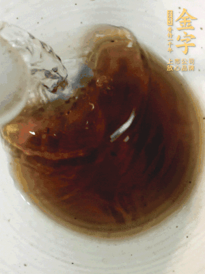 黃酒中加清水、蒸魚豉油、白砂糖混合均勻。