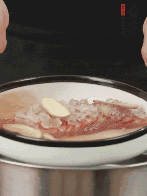 置于盤中，加冰糖100g、黃酒100g、水200g，上鍋蒸20分鐘。