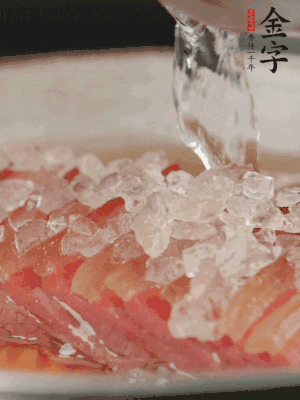 依舊放上冰糖100g、黃酒100g、水200g，鍋中再蒸15分鐘。