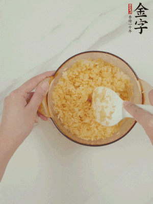 隔夜剩米飯加蛋黃攪拌均勻。