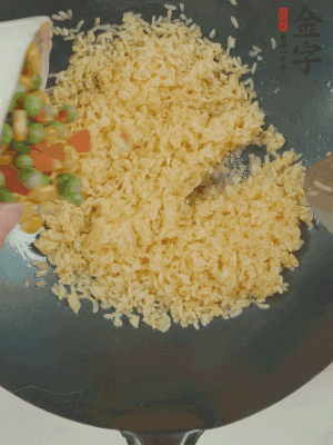 下豌豆粒、胡蘿卜粒、玉米粒。（買現(xiàn)成冷凍的雜菜即可，非常方便）