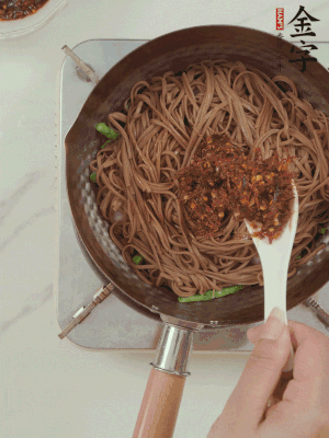 下蕎麥面，淋上少許醬油，加2勺金字火腿大師醬略翻炒即可。