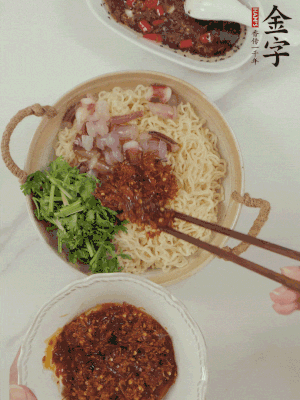 在面上鋪魷魚、香菜、金字火腿大師醬。