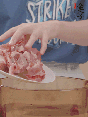 排骨剁小塊，加姜片、料酒沸水下鍋焯水。