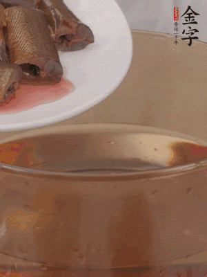處理干凈的黃鱔段，加姜片、料酒沸水下鍋焯水。撈出用涼水沖洗干凈。