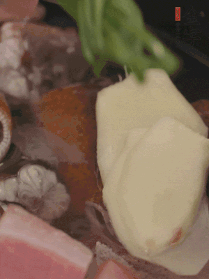 加姜片、蔥結(jié)、料酒。