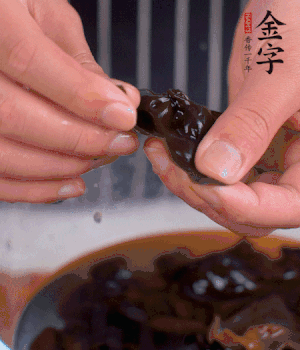 木耳冷水泡發(fā)，處理成小塊。（如果是小木耳就不用切了）