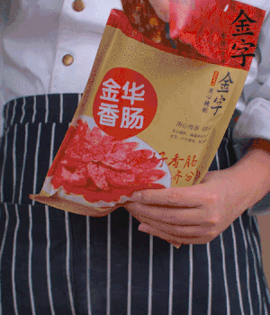 香腸切成斜片，小米辣切成斜片。