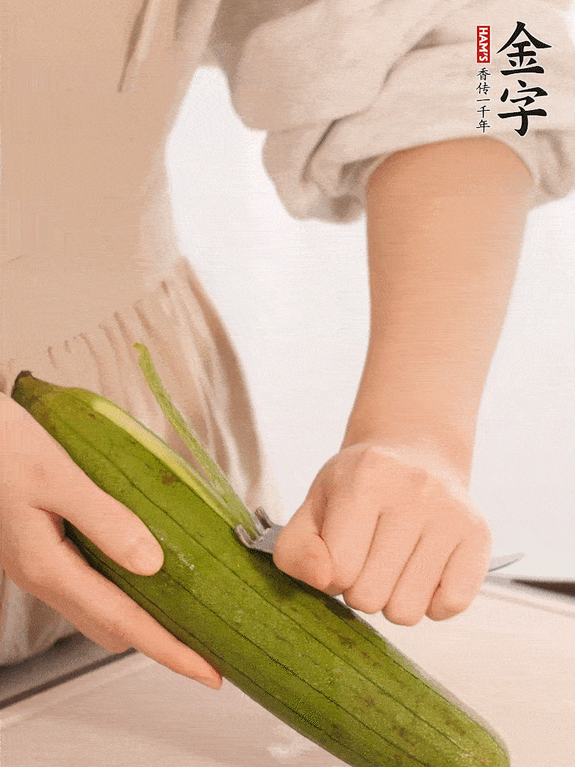 絲瓜去皮切滾刀塊用鹽殺一下水分洗凈。