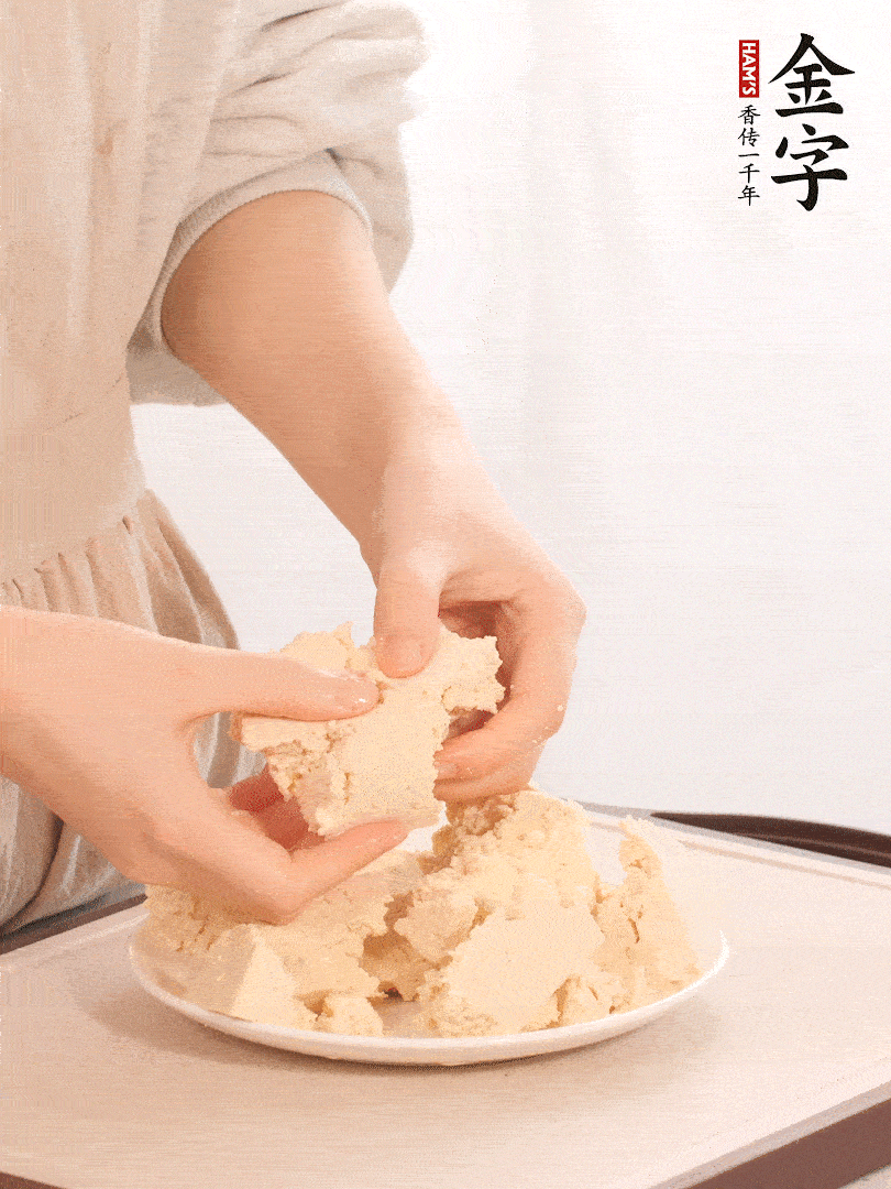 老豆腐用手掰成塊。