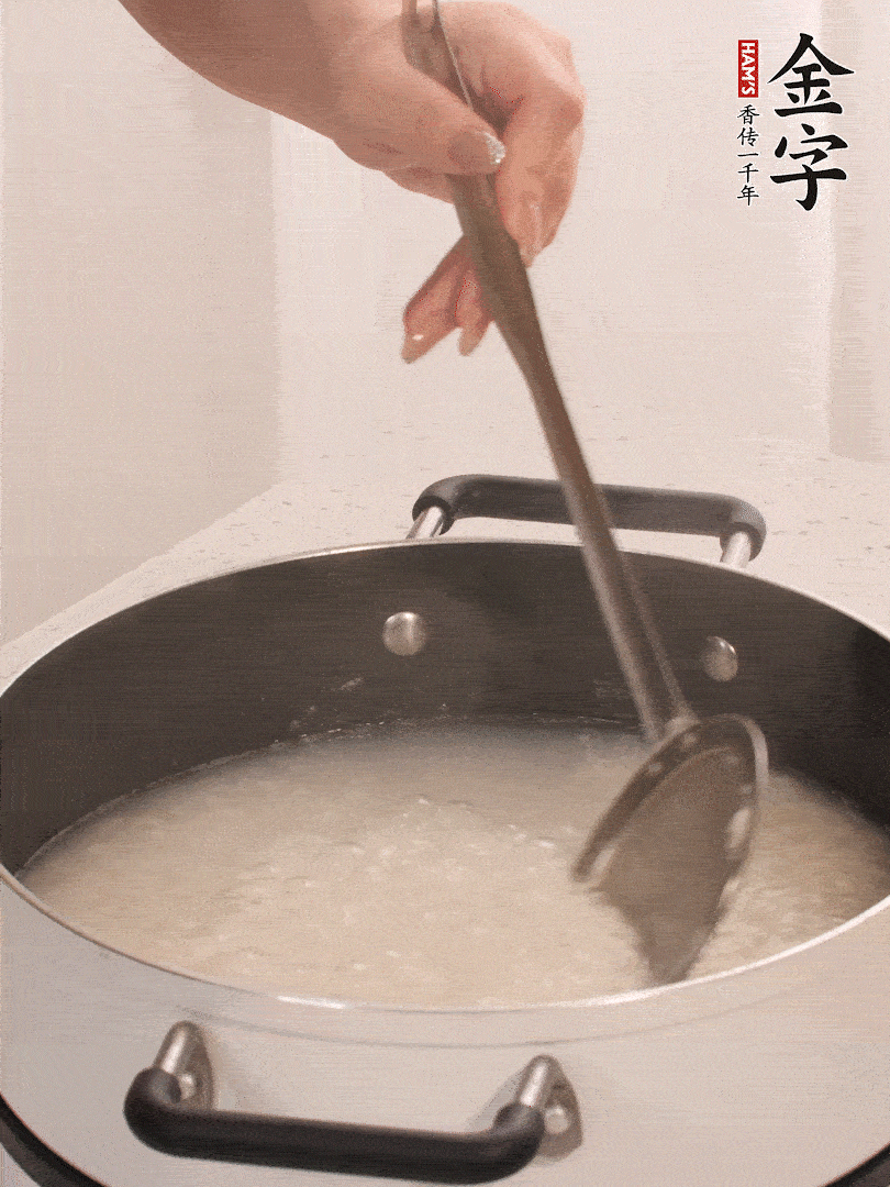 香菇、土豆、胡蘿卜、金字土香腸切小塊。