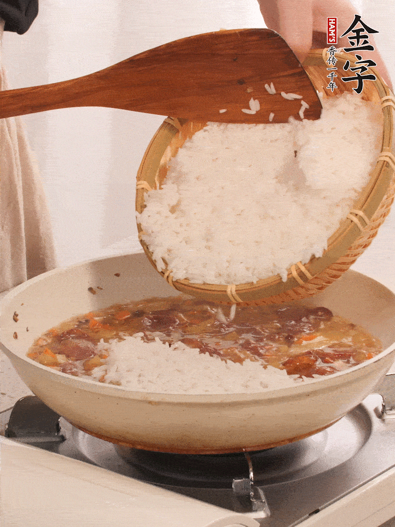 熱鍋燒油，香腸煸出油，加姜片去腥，加土豆、胡蘿卜、香菇翻炒到半熟，隨后加豆角、2小勺鹽、1大勺生抽，煸炒均勻。