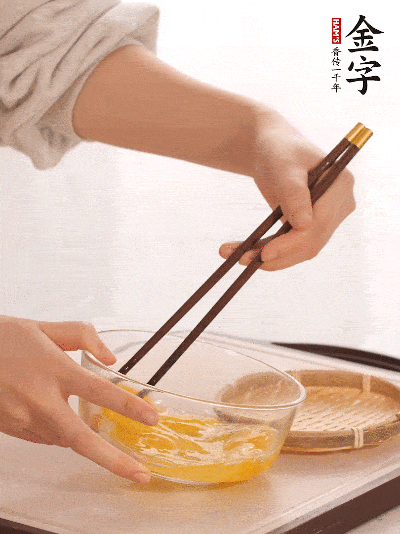 兩顆雞蛋打散。