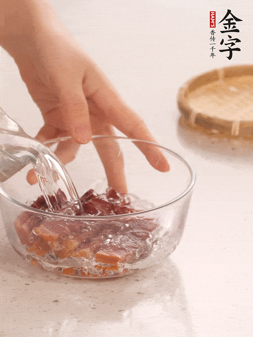 金字火腿切片，溫水泡5分鐘。