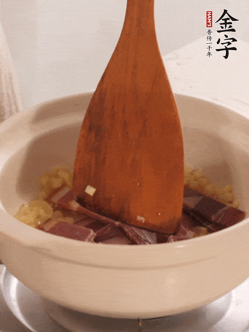 加熱水，加入白菜蓋上蓋子煨煮3分鐘。