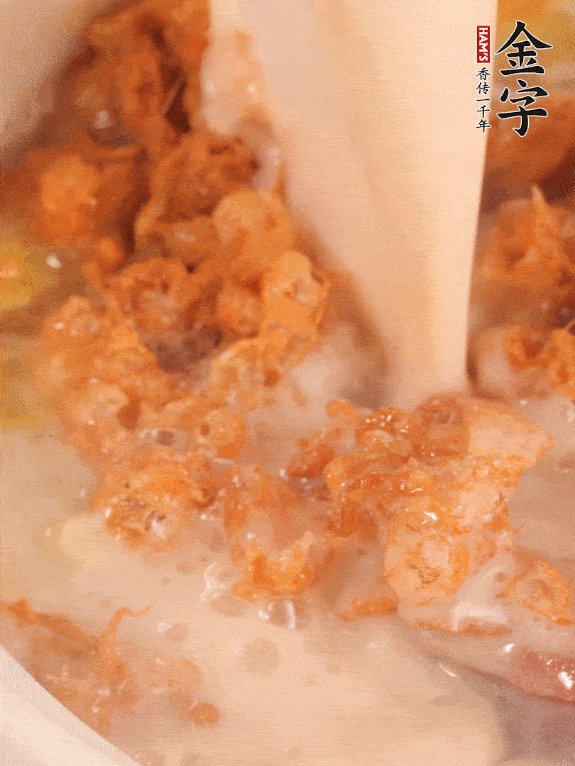 加入蛋酥再煨煮2分鐘，加入豆?jié){。