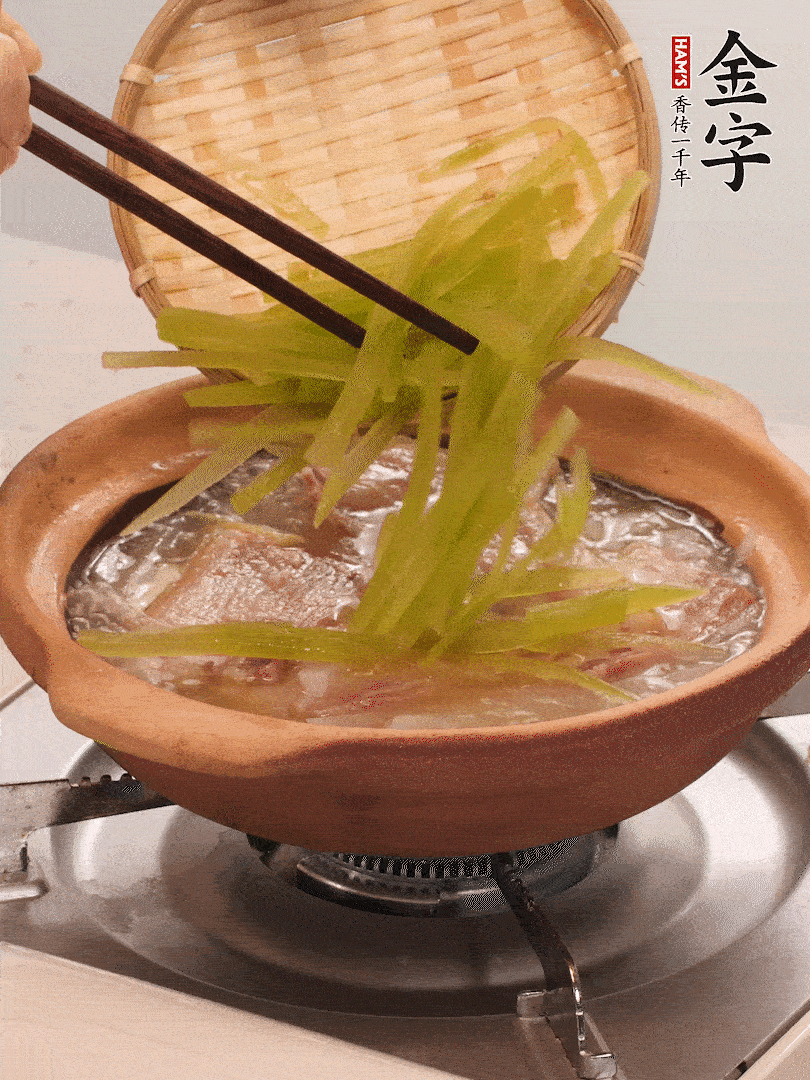 放入白蘿卜絲繼續(xù)炒軟炒至透明狀。