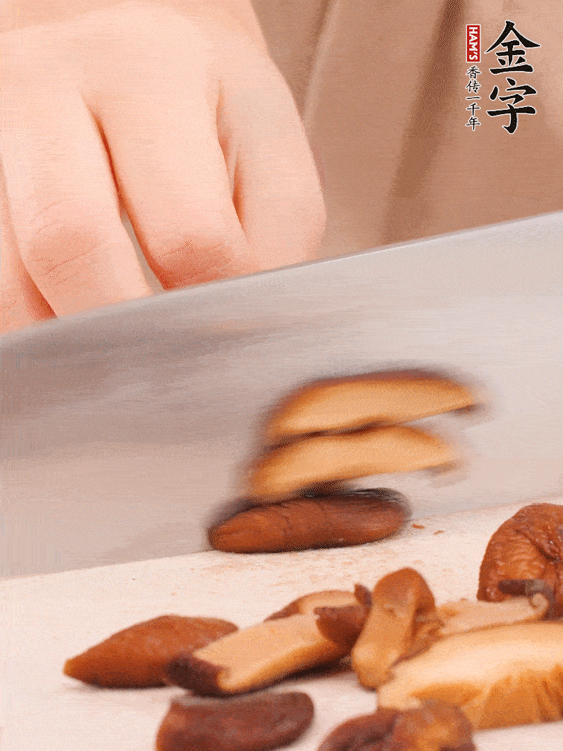 干香菇泡發(fā)，切成小塊。