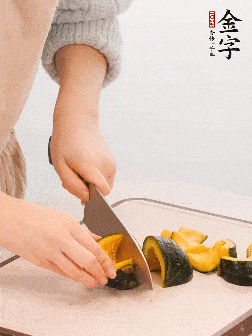 貝貝南瓜切小塊，生姜切成姜絲。