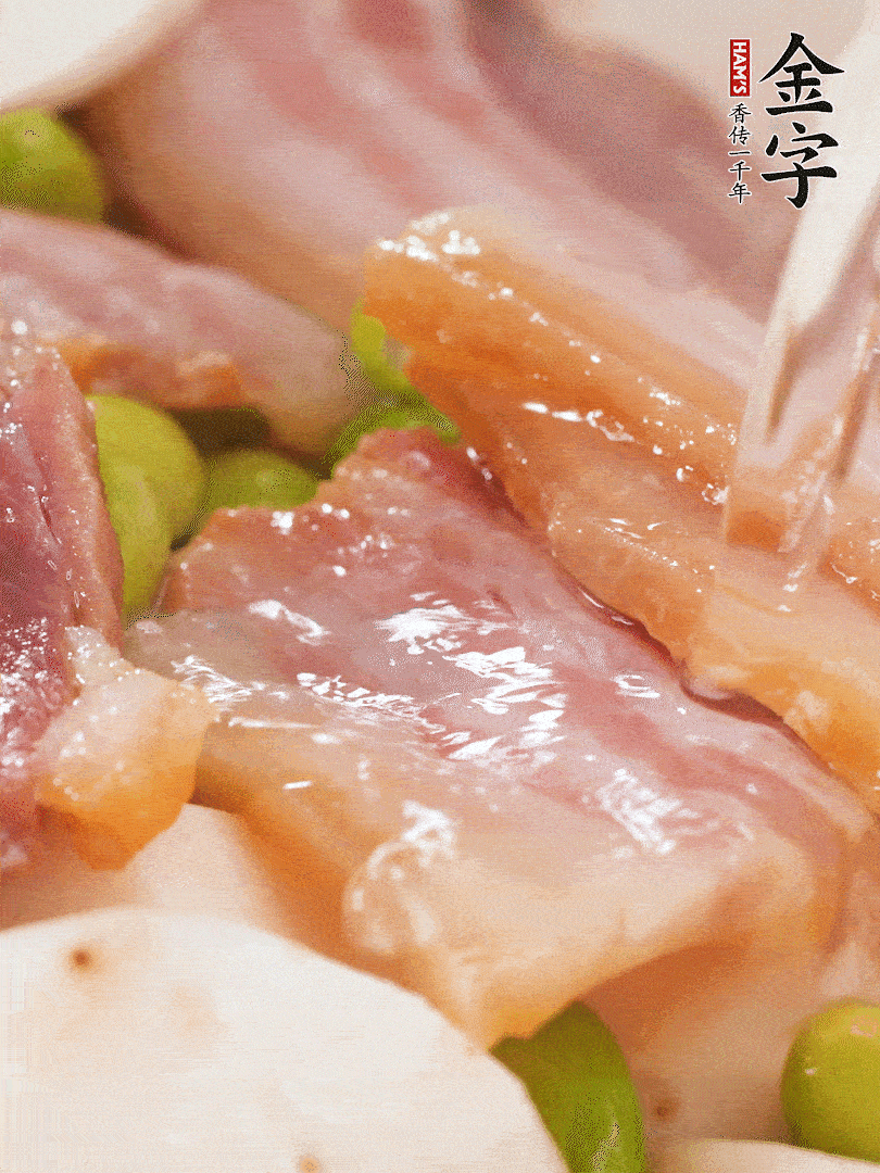倒入芋艿、熟毛豆，翻炒均勻，加1小碗水煮開