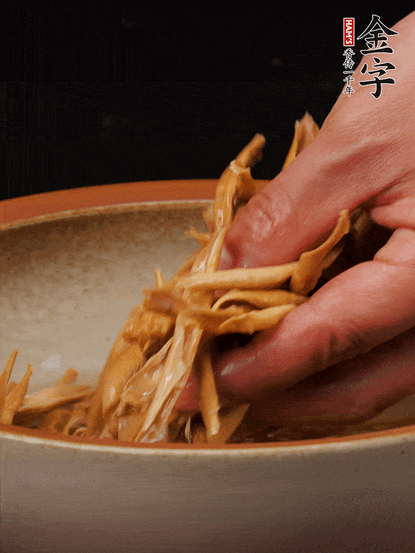 農(nóng)家土筍尖提前泡軟，用刀劃成細(xì)絲，這樣會(huì)更加入味。